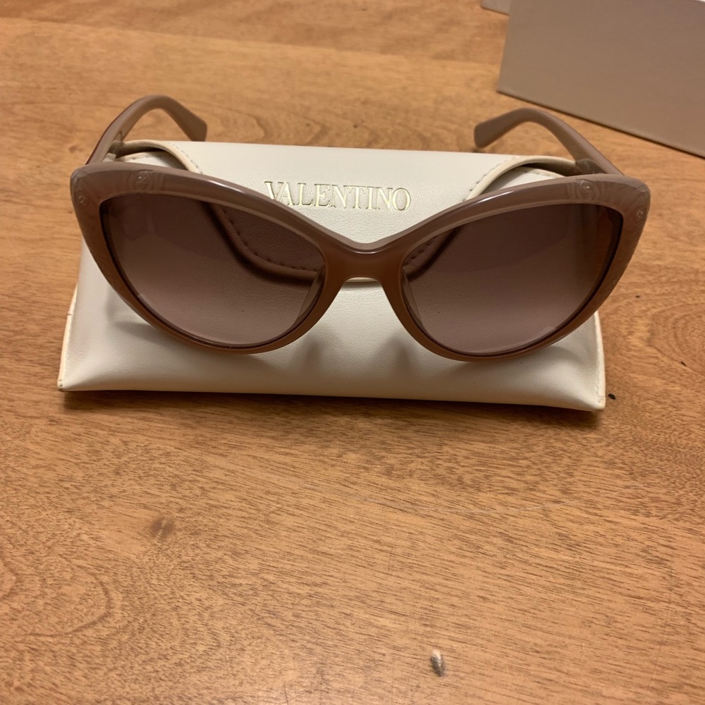 Valentino sunglasses with etched 🌹 roses